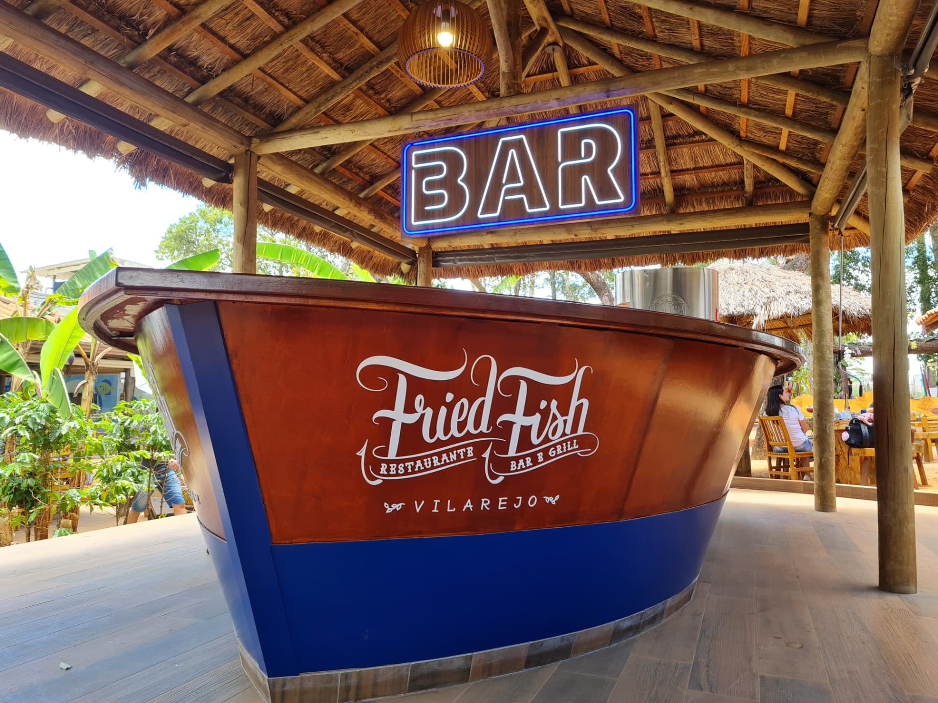 Lateral do bar-barco com a marca Fried Fish Vilarejo pintada no casco