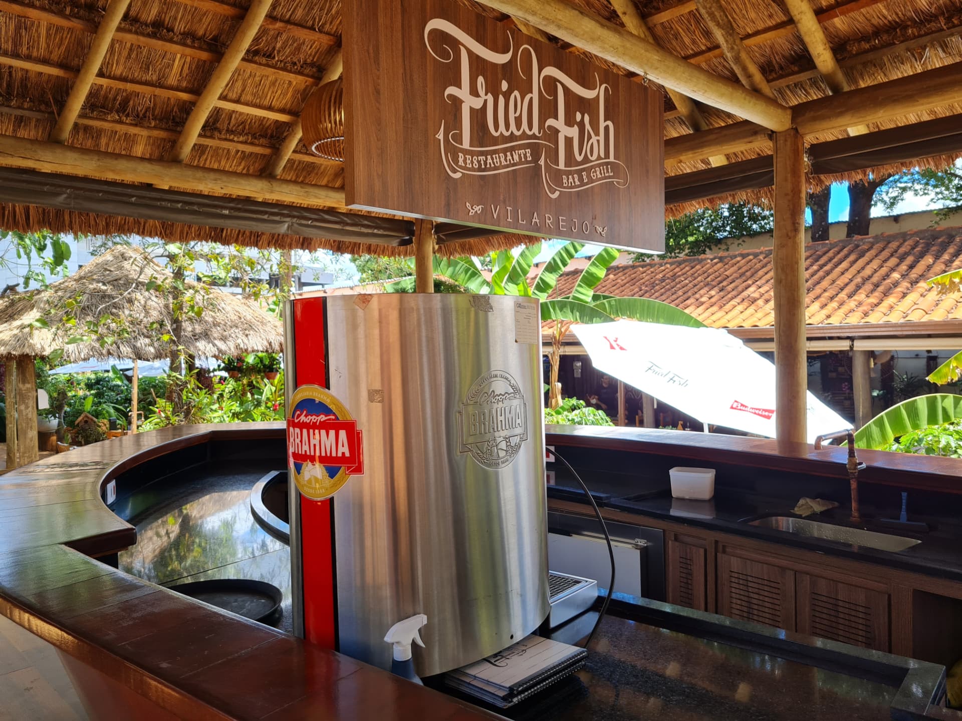 Bar do Fried Fish Vilarejo com chopeira Brahma e balcão de madeira sob quiosque de palha