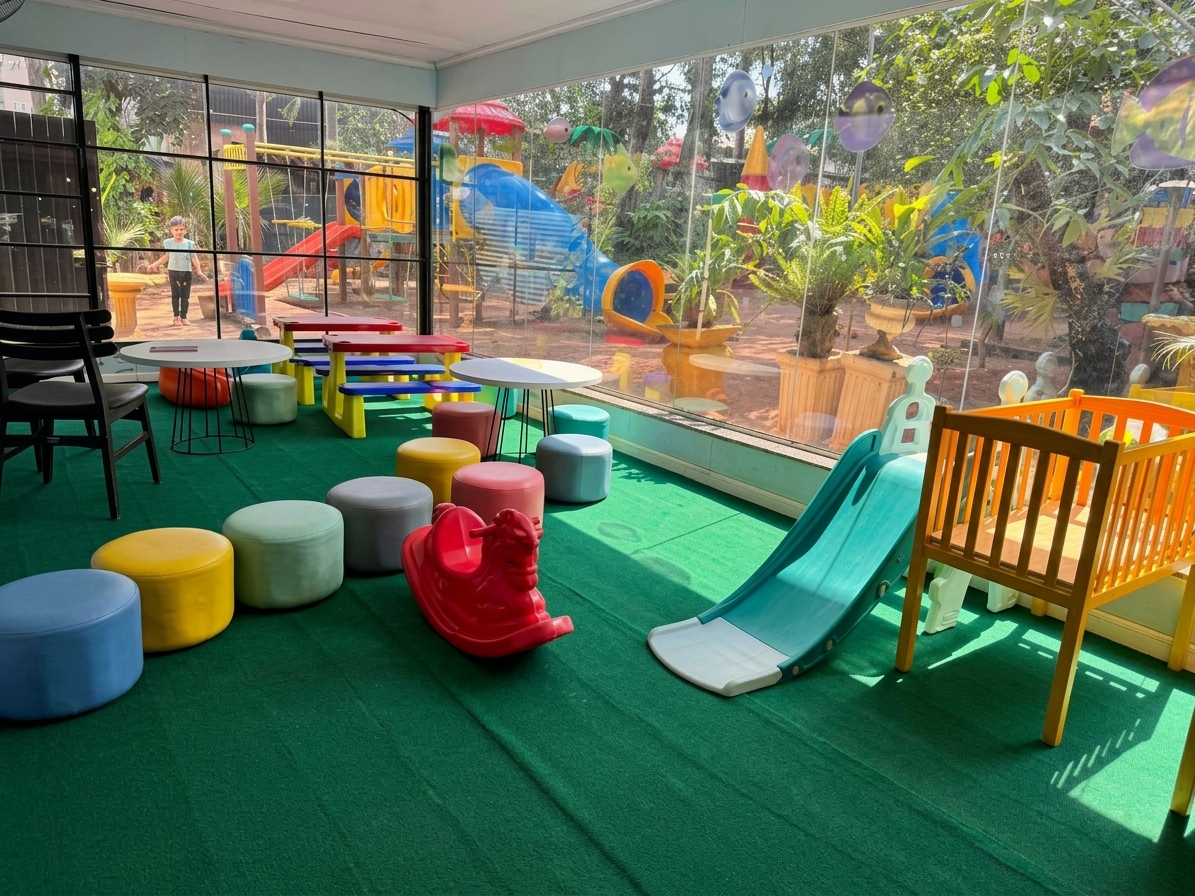 Vista panorâmica da sala infantil com cavalo de balanço, escorregador e vidraça para o playground externo